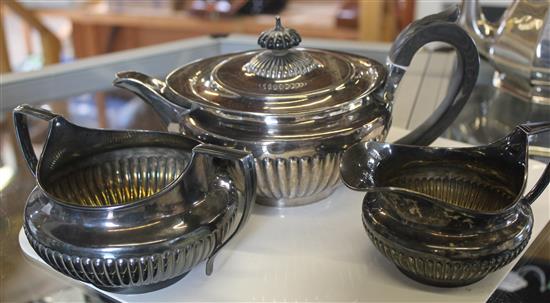 Matched silver three-piece teaset, circular reeded form, London 1898-9, Walter & Charles Sissons